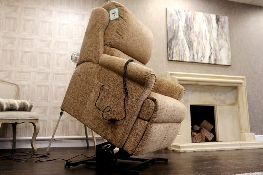 G Plan – NEWMARKET Elevate (Famous Designer Brand) Premium ‘Boucle Cocoa’ Fabrics Collection – RISE & RECLINE Chair – Lifts You To Your Feet