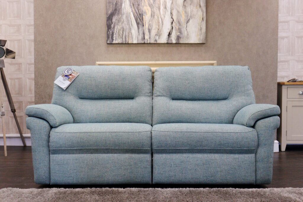 G Plan – SEATTLE Power (Famous Designer Brand) Premium Classic ‘Dapple Ocean Mix’ Fabrics Collection – Dual Power Reclining Classic Back 3 Seater Sofa
