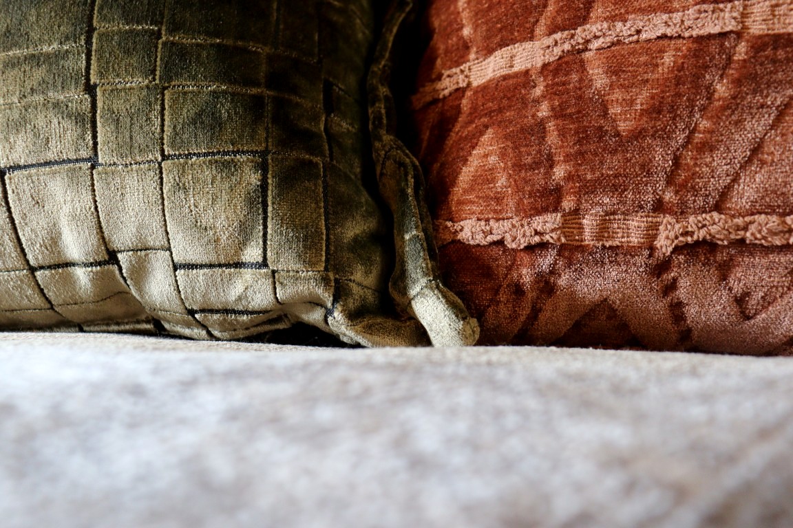 THE HERITAGE GALLERY | CAMBRIDGE | GRAND SOFA - Image 16